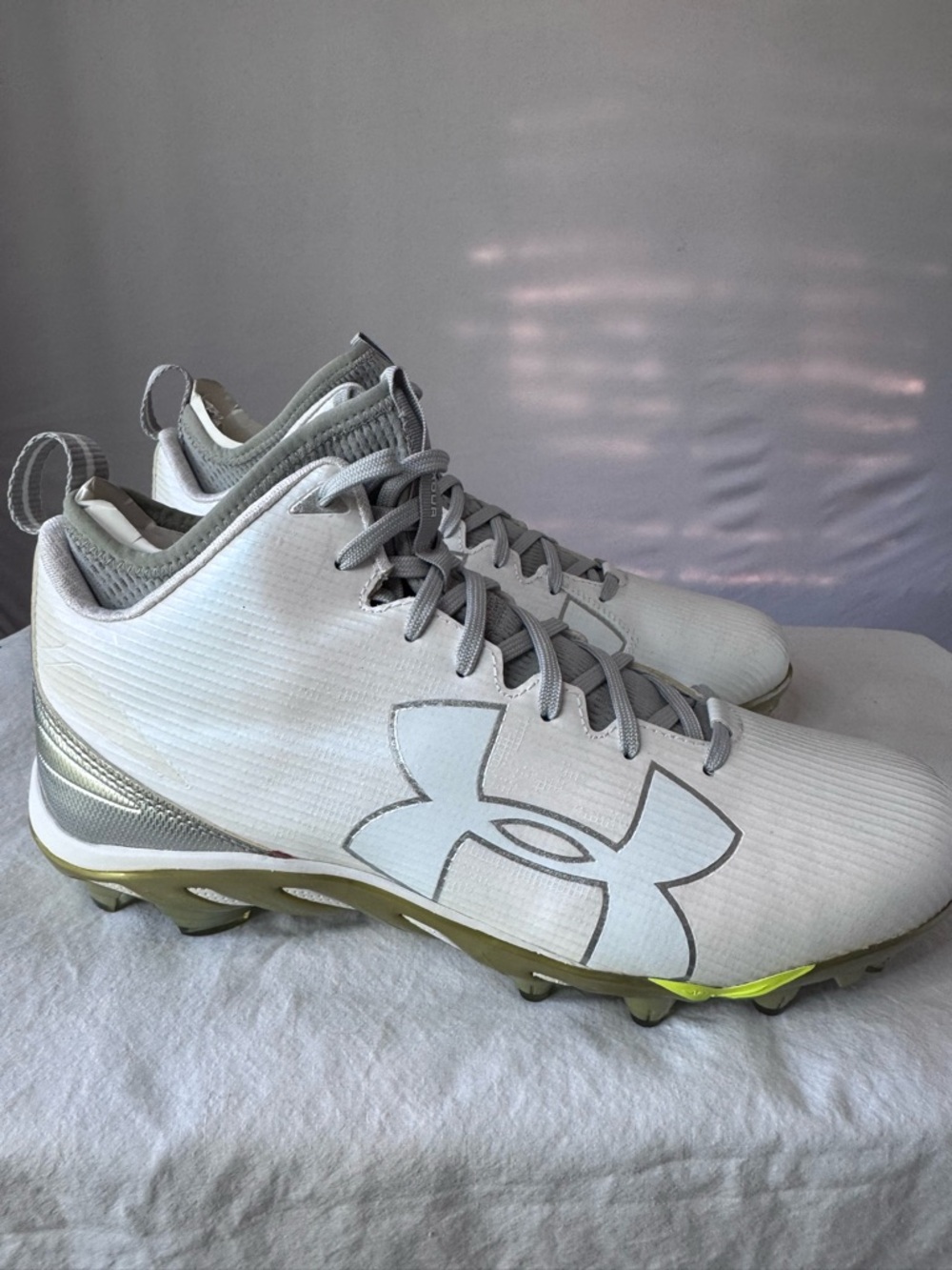 Under Armour Mens Light Gray Athletic Football Cleats with Subtle Lime Trim - Picture 2 of 7
